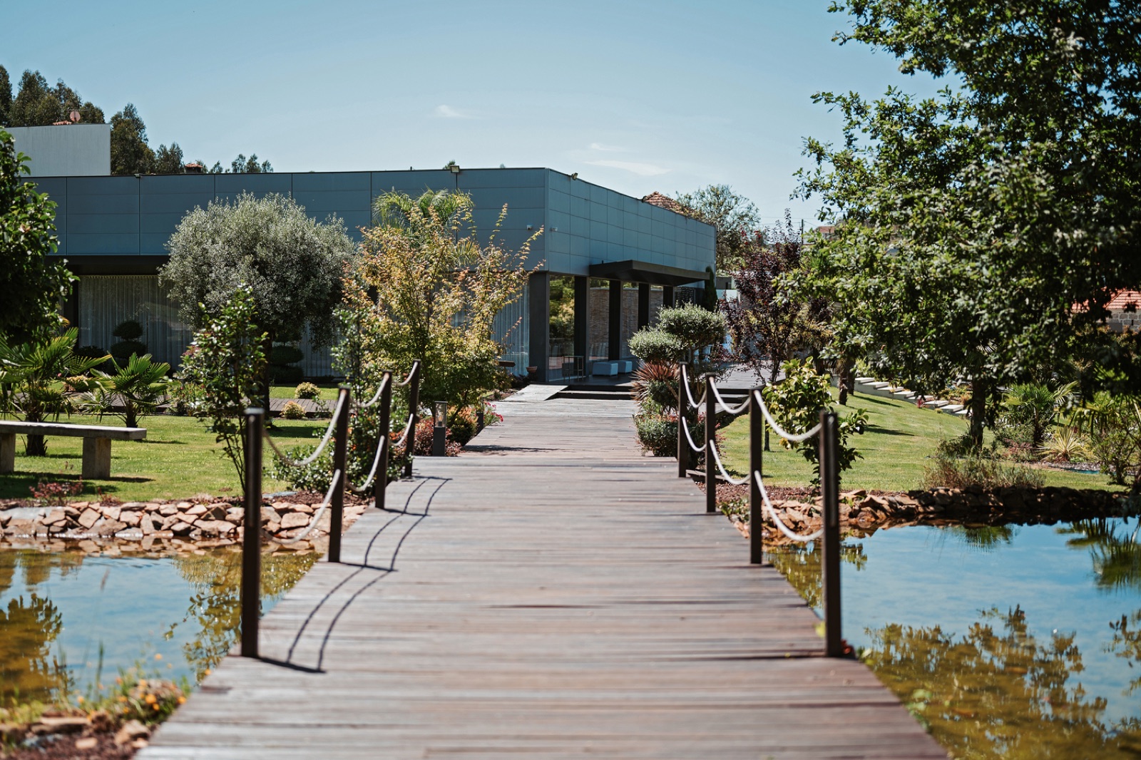 O passadiço e os jardins da quinta
